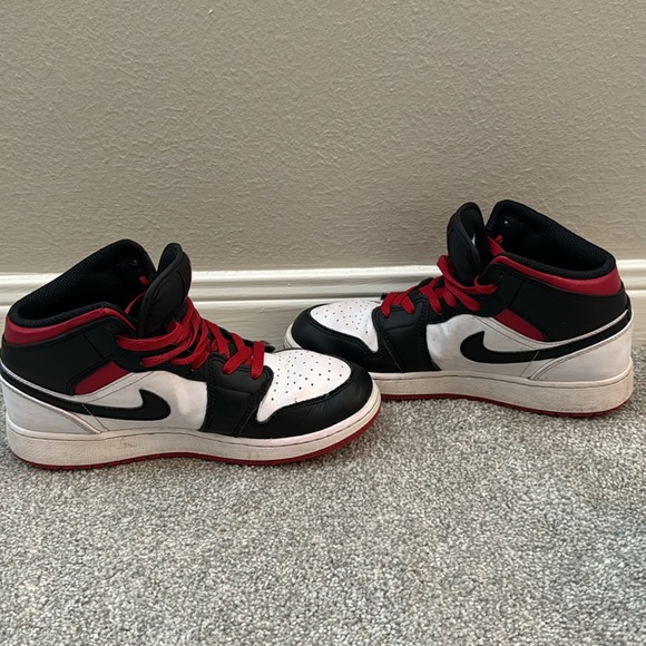 Air Jordans size- Youth 6 - Picture 7 of 9